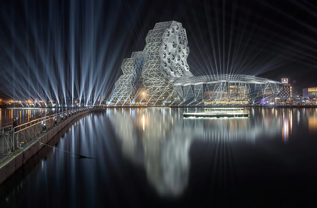The northeast side of the Kaohsiung Music Center during the 2022 Taiwan Lantern Festival. The temporary floating bridge "Great Tiger Bridge" on the left side was specially built for the festival.